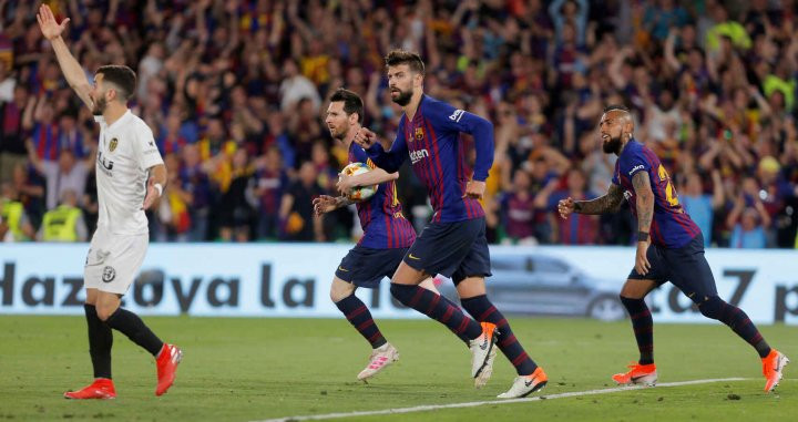 Messi celebrando un gol en una final de Copa contra el Valencia  / EFE