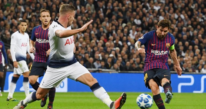 Leo Messi remata a puerta durante el Tottenham-Barça / EFE