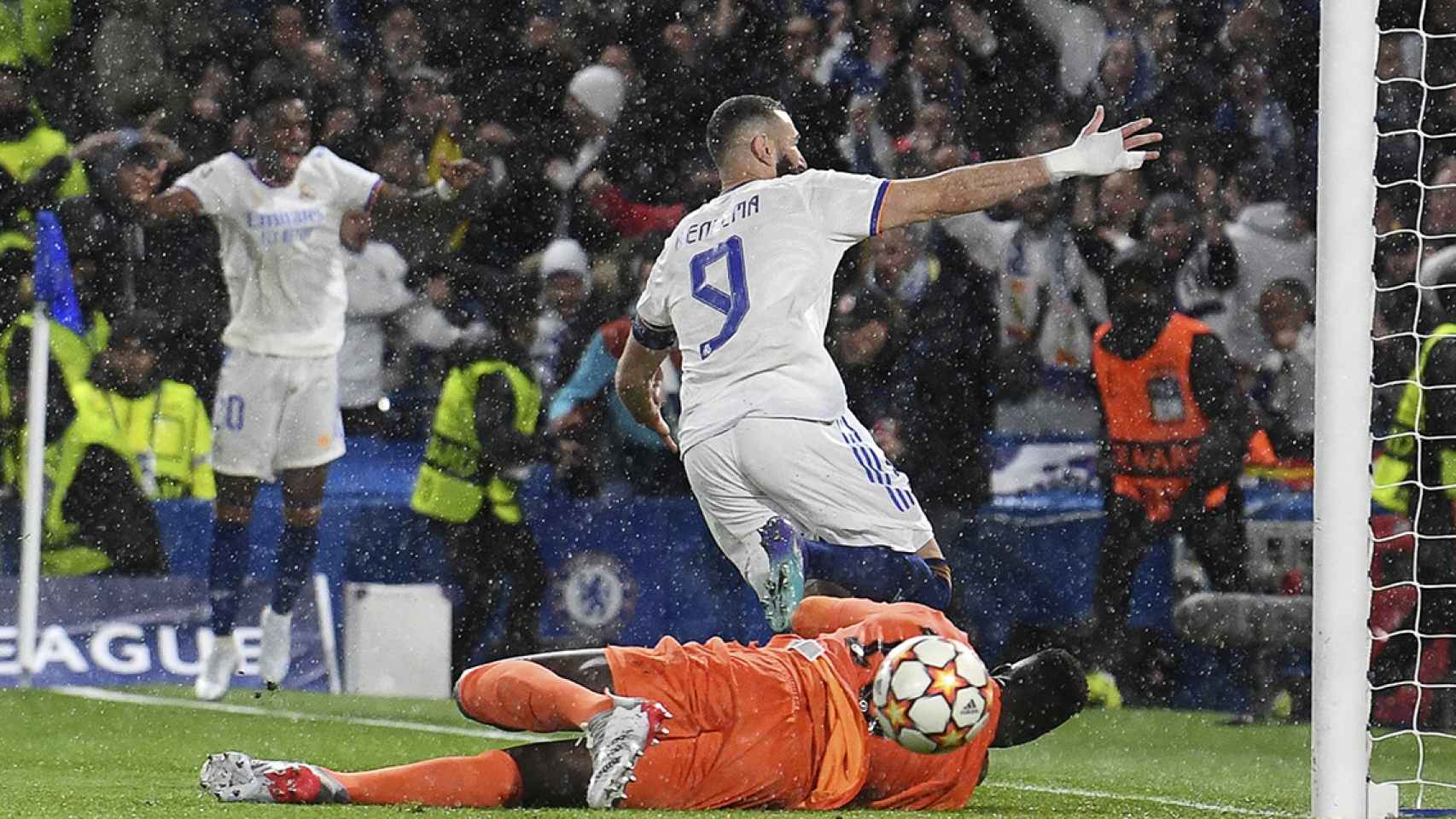 Benzema celebra su primer gol contra el Chelsea, en los cuartos de Champions League / EFE