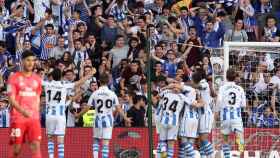 Los jugadores de la Real Sociedad celebran su tercer gol al Real Madrid / EFE