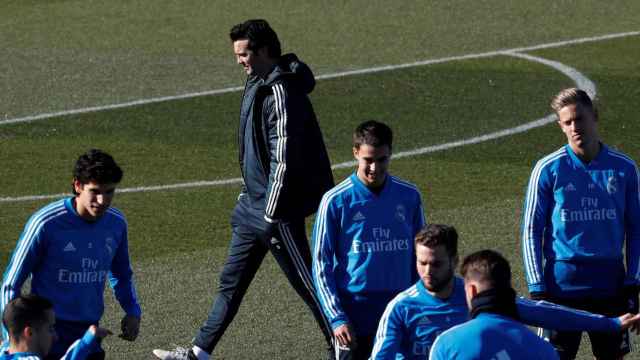 Santiago Solari (Real Madrid) en una sesión de entrenamiento con sus jugadores / EFE