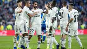 Los jugadores del Real Madrid felicitando a Isco / EFE