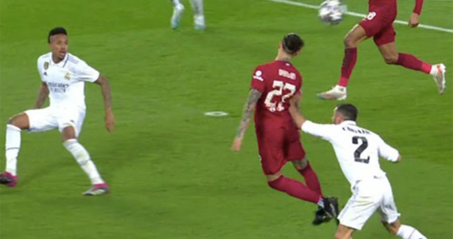 Dani Carvajal, empujando claramente a Darwin Núñez en el Liverpool Madrid / REDES