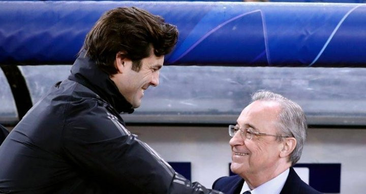 El técnico del Real Madrid, Santiago Solari, saluda al presidente, Florentino Pérez / REALMADRID.COM