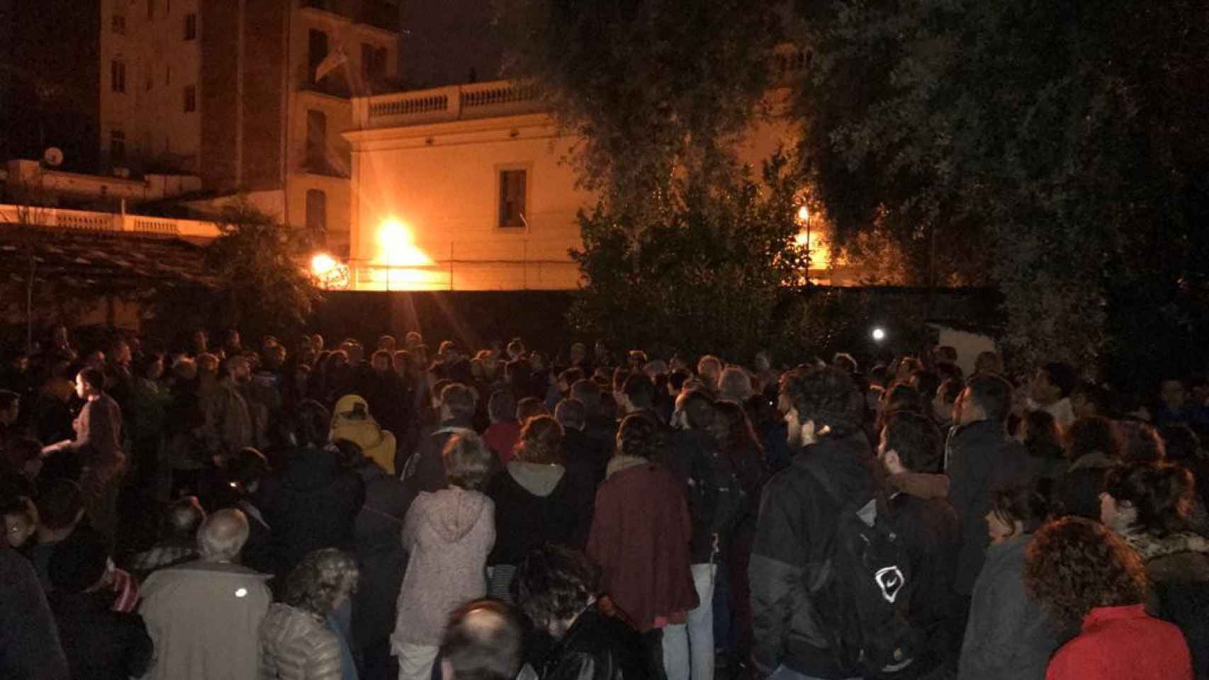 Asamblea de los vecinos de Gràcia en la calle Encarnació en revuelta / CG