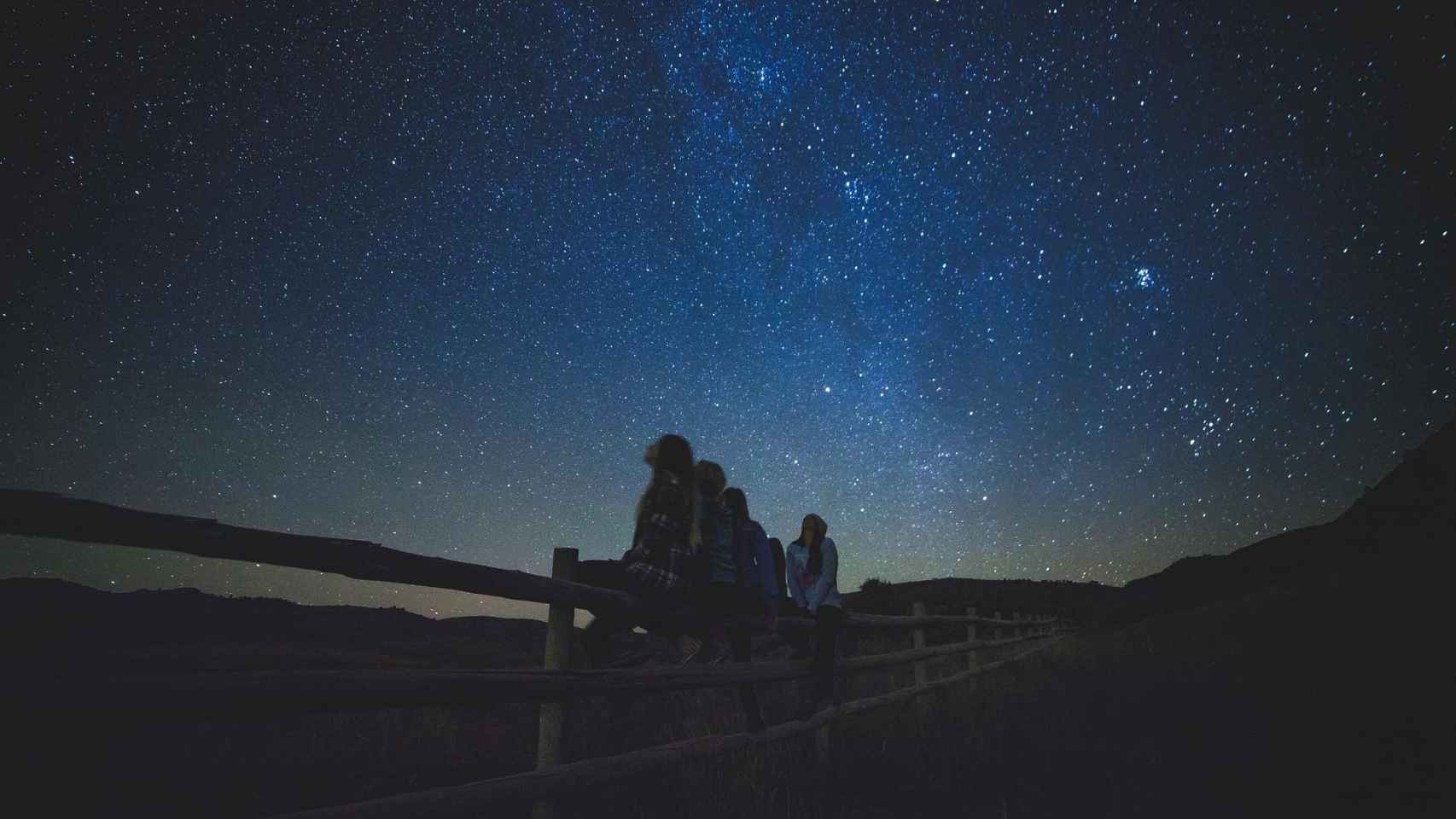 Grupo de personas mirando las estrellas / PIXABAY