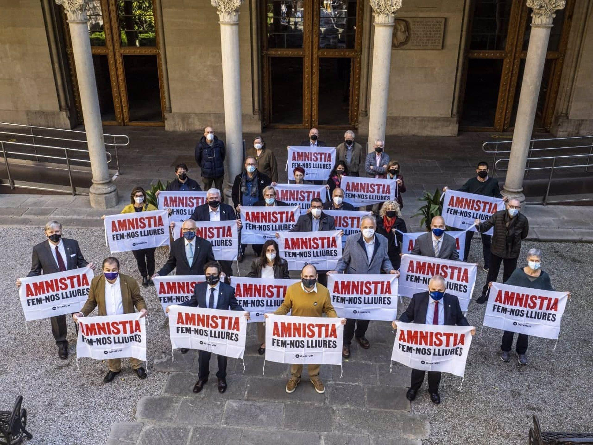 Los rectores de las universidades públicas, en el acto de Òmnium a favor de la amnistía de los políticos presos / EP