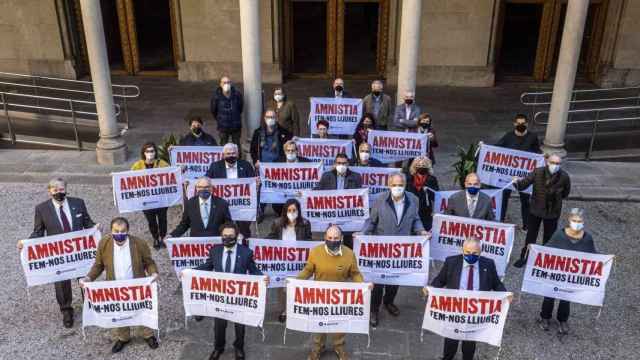 Los rectores de las universidades públicas, en el acto de Òmnium a favor de la amnistía de los políticos presos / EP