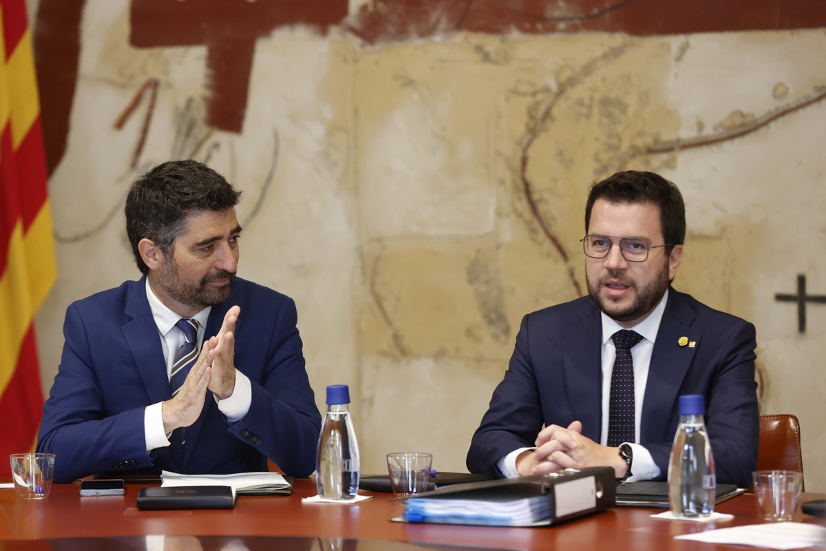 El presidente de la Generalitat, Pere Aragonès, junto a su exvicepresidente, Jordi Puigneró, ya cesado / EFE
