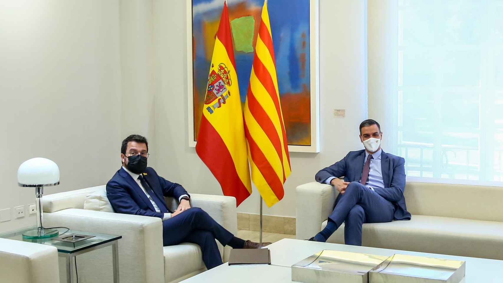 El presidente del Gobierno, Pedro Sánchez, y el de la Generalitat, Pere Aragonès, reunidos en el Palacio de la Moncloa inician el diálogo / EUROPA PRESS