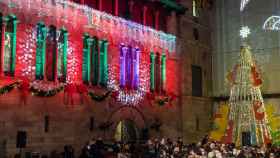 El árbol de Navidad de Lleida y el lazo amarillo en la fachada del consistorio / JAVI MARTÍN - AJUNTAMENT DE LLEIDA