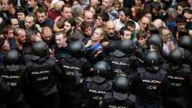 Policía Nacional forma un cordón de seguridad en los alrededores del colegio Ramón Llull de Barcelona en el 1-O / CG