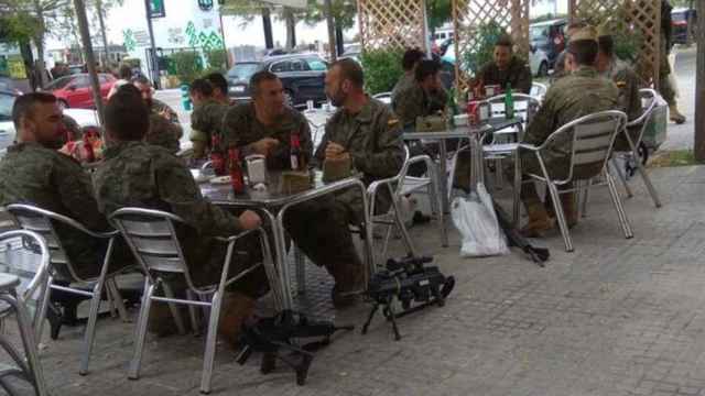Un grupo de legionarios tomando cervezas junto a sus armas en un bar de Vilafranca del Penedès / TWITTER