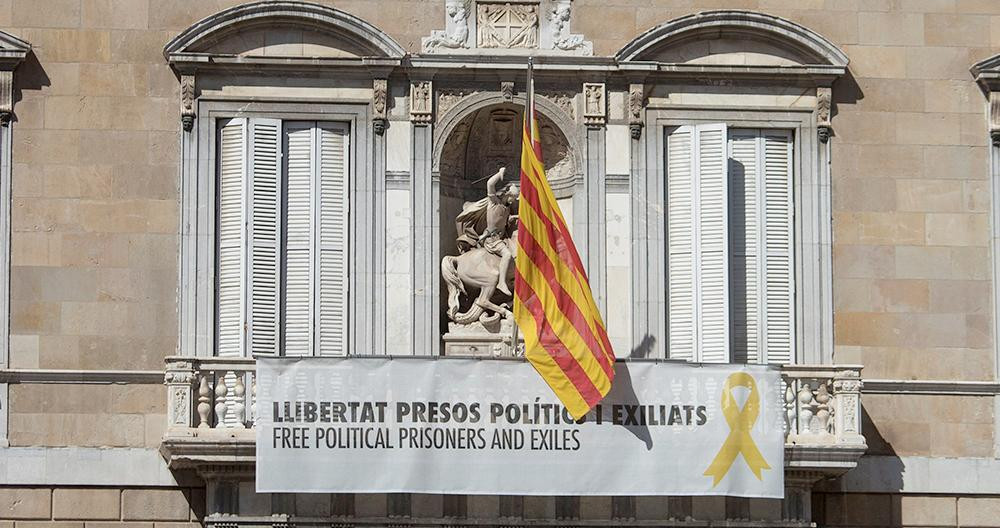 Vista de la fachada del Palau de la Generalitat de Cataluña, donde luce una pancarta pidiendo la libertad de los políticos independentistas presos y un lazo amarillo / EFE