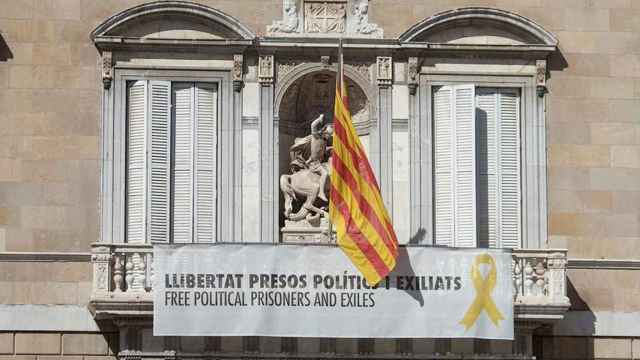Vista de la fachada del Palau de la Generalitat de Cataluña, donde luce una pancarta pidiendo la libertad de los políticos independentistas presos y un lazo amarillo / EFE