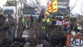 Miembros de los CDR bloqueando la autopista AP-7 en L'Ampolla (Tarragona) / TWITTER