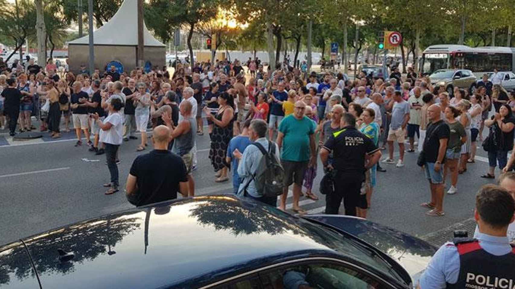 Vecinos de la Barceloneta, junto al mar, cortan el Paseo Juan de Borbón para protestar contra la degradación del barrio / CG