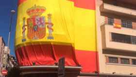 Fachada del Teatro Barceló  de Madrid con una bandera de España colgada / CG
