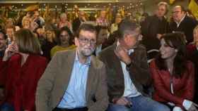 El líder del PP Mariano Rajoy (2i), en la presentación de la candidatura de Xavier García Albiol (2d) acompañado de la secretaria general del PP, María Dolores de Cospedal (i) y la vicesecretaria de Estudios y Programas, Andrea Levy / EFE