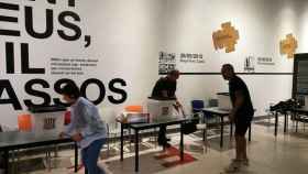 Instalación de urnas a las seis de la mañana en uno de los colegios electorales / TV3