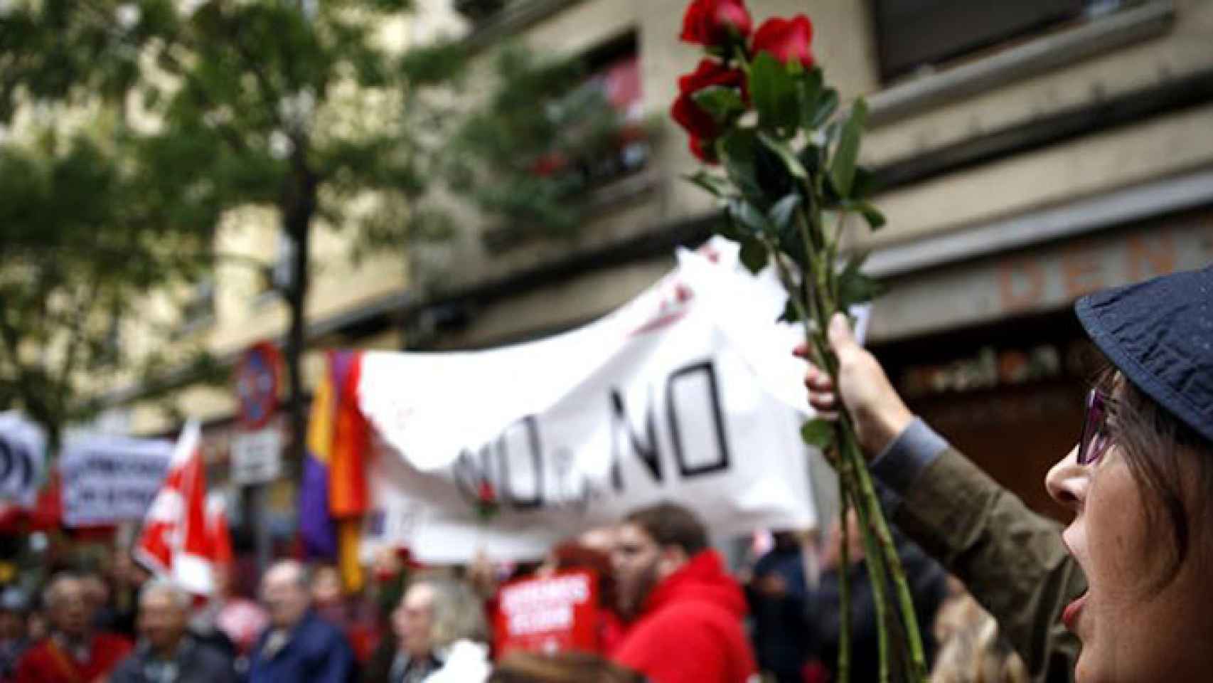 Concentración de simpatizantes socialistas favorables al no a Mariano Rajoy en vísperas del comité federal del PSOE / EFE