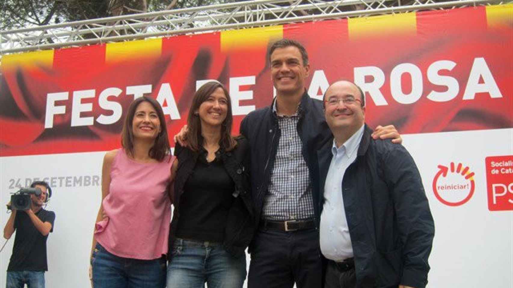 Pedro Sánchez (centro), junto a Miquel Iceta (d), Núria Parlón (i) y la alcaldesa de Gavà, Raquel Sánchez, en la Fiesta de la Rosa del PSC / EP