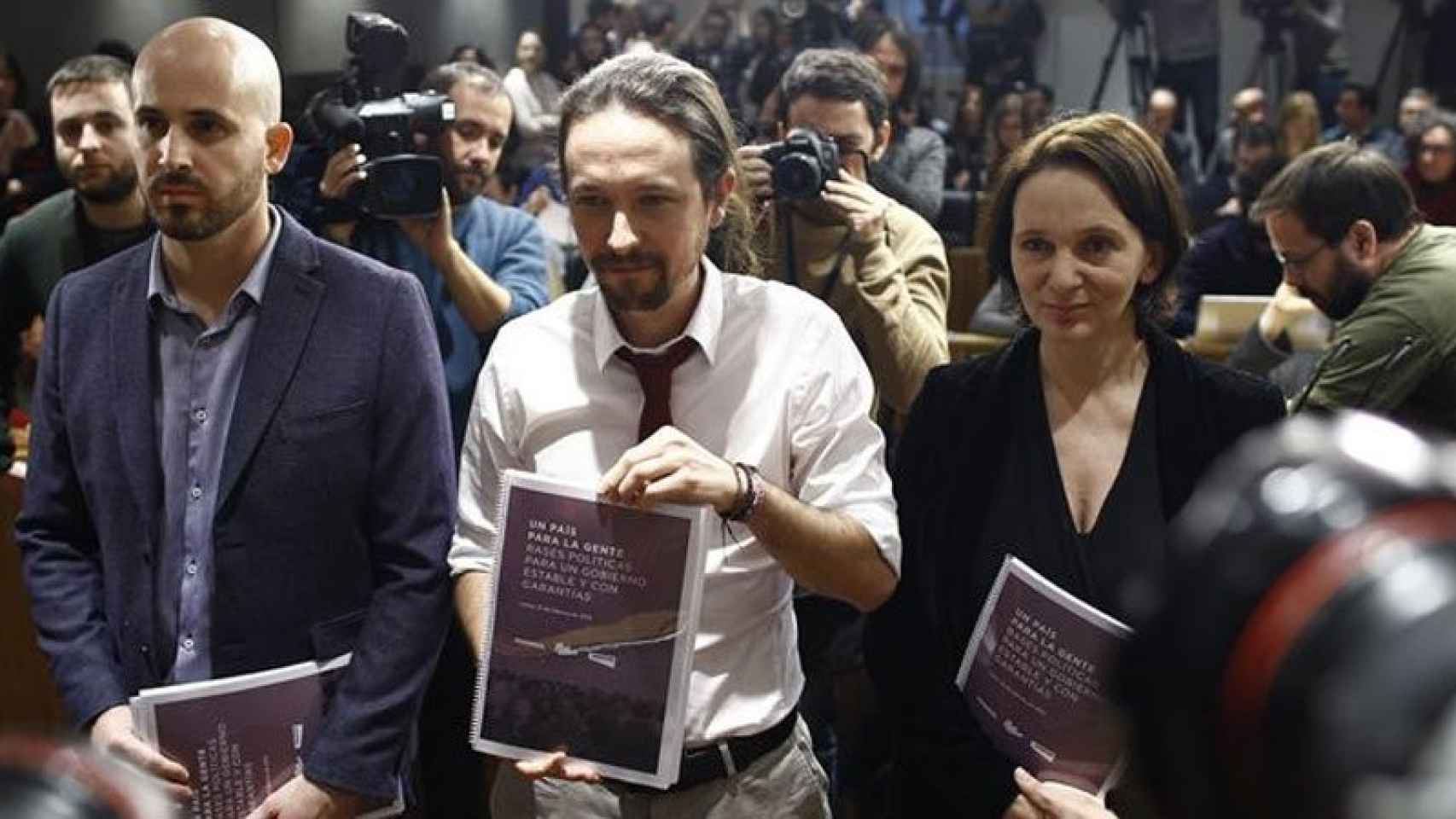Pablo Iglesias (centro), Carolina Bescansa (derecha) y Nacho Álvarez (izquierda), secretario económico de Podemos.