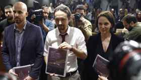Pablo Iglesias (centro), Carolina Bescansa (derecha) y Nacho Álvarez (izquierda), secretario económico de Podemos.