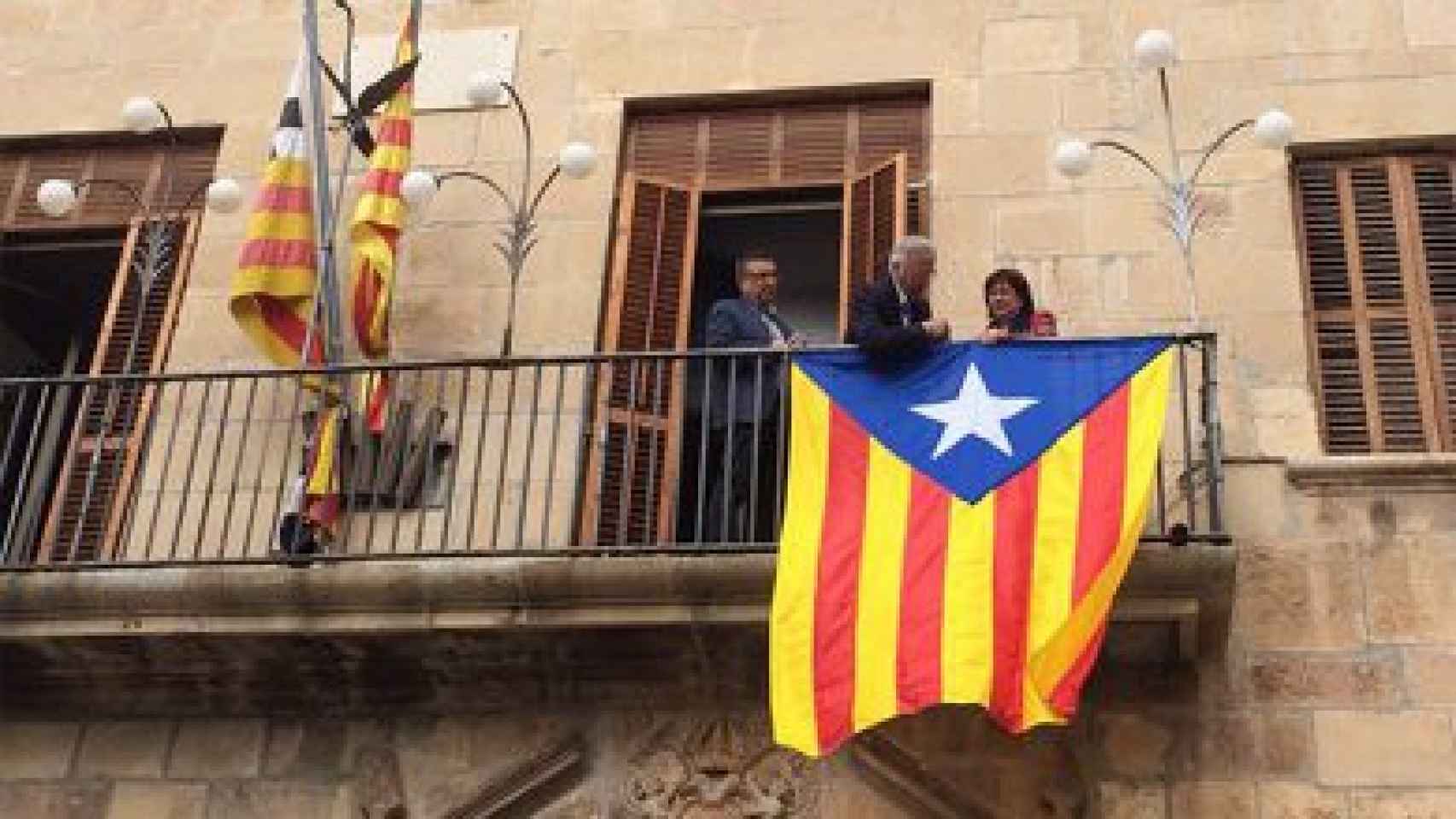 Bandera 'estelada' situada de nuevo en la fachada del ayuntamiento de Tarrega tras las elecciones