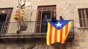 Bandera 'estelada' situada de nuevo en la fachada del ayuntamiento de Tarrega tras las elecciones
