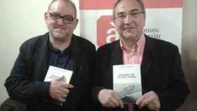 Rafael Jorba y Joan Ferran, posando con el último libro del ex diputado autonómico socialista