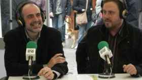 Joan Ridao y Oriol Junqueras, en la feria de la Candelera de Molins de Rei (Barcelona), en diciembre de 2010