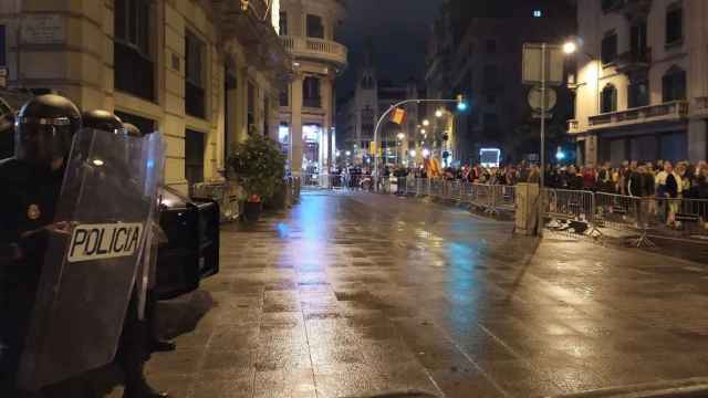 Agentes de la policía frente a la Jefatura Superior de Vía Laietana durante una manifestación independentista / EUROPA PRESS