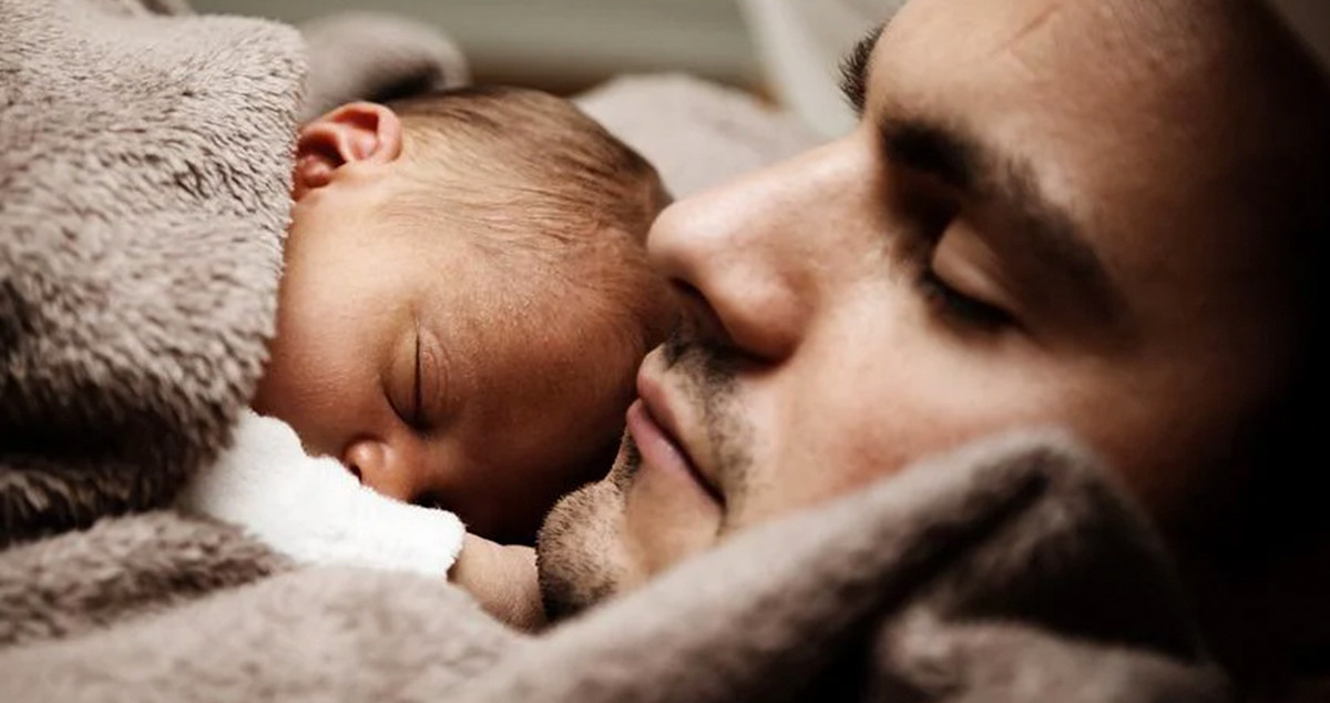 Un padre y su bebé recién nacido / Pexels