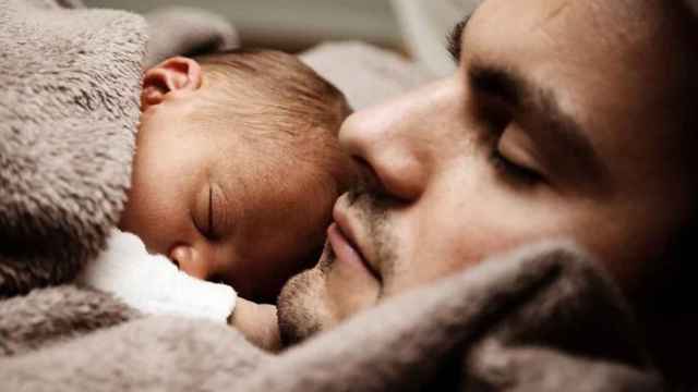 Un padre y su bebé recién nacido / Pexels
