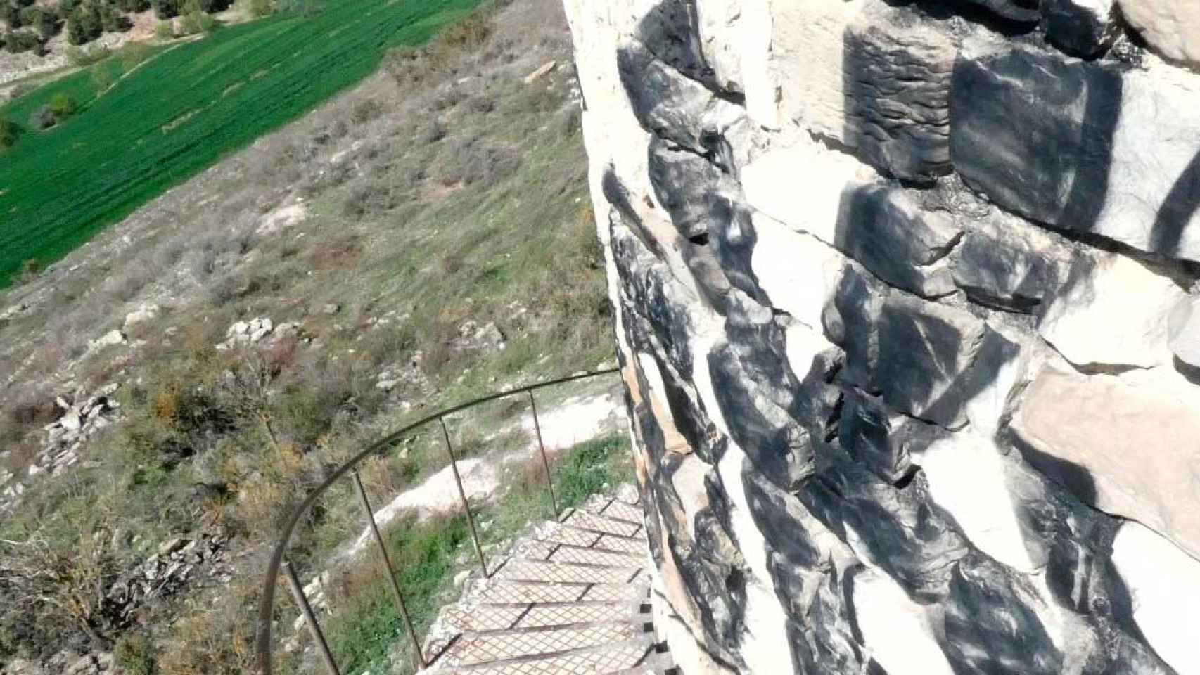 Los Mossos detienen a dos hombres por hacer pintadas en el Pilar d'Almenara de Agramunt / MOSSOS