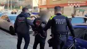 Uno de los seis detenidos en la operación antidroga de los Mossos y la Guardia Urbana de Barcelona en el barrio del Poble-sec / GUB