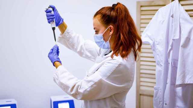 Una profesional sanitaria realiza una prueba PCR de detección del Covid / AFP7 (EP)