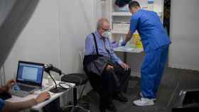 Un hombre recibe la vacuna contra el coronavirus en Barcelona / EUROPA PRESS