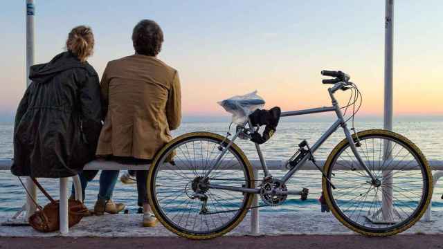 Una pareja mirando el mar. Estudios sobre la fertilidad del hombre y la mujer / PIXABAY