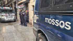 Policías custodian la entrada al narcopiso demantelado en el Raval / MOSSOS