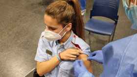 Una agente de los Mossos d'Esquadra recibe la vacuna / EP
