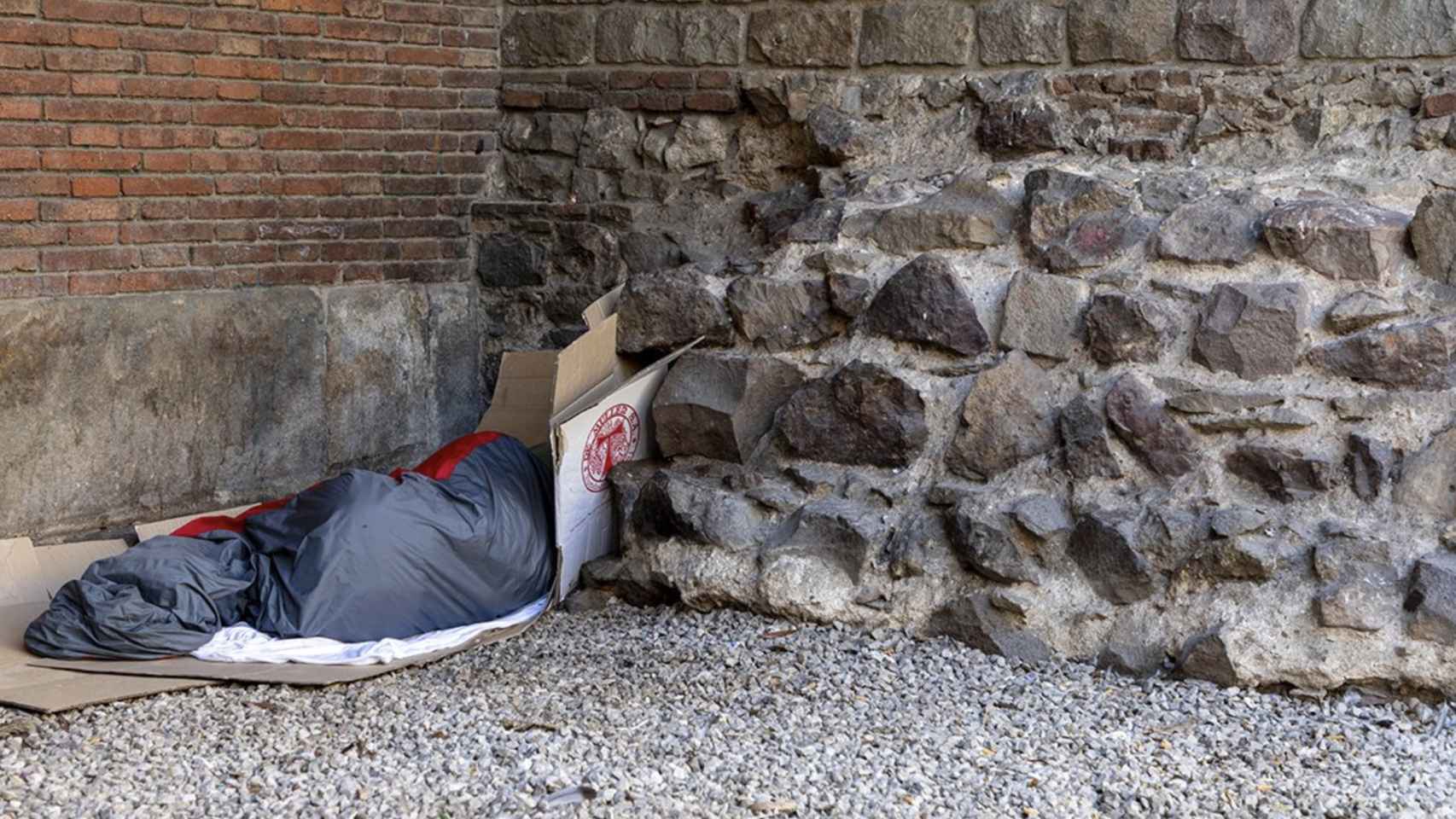 Una persona sin techo duerme en las calles de Barcelona / ARRELS