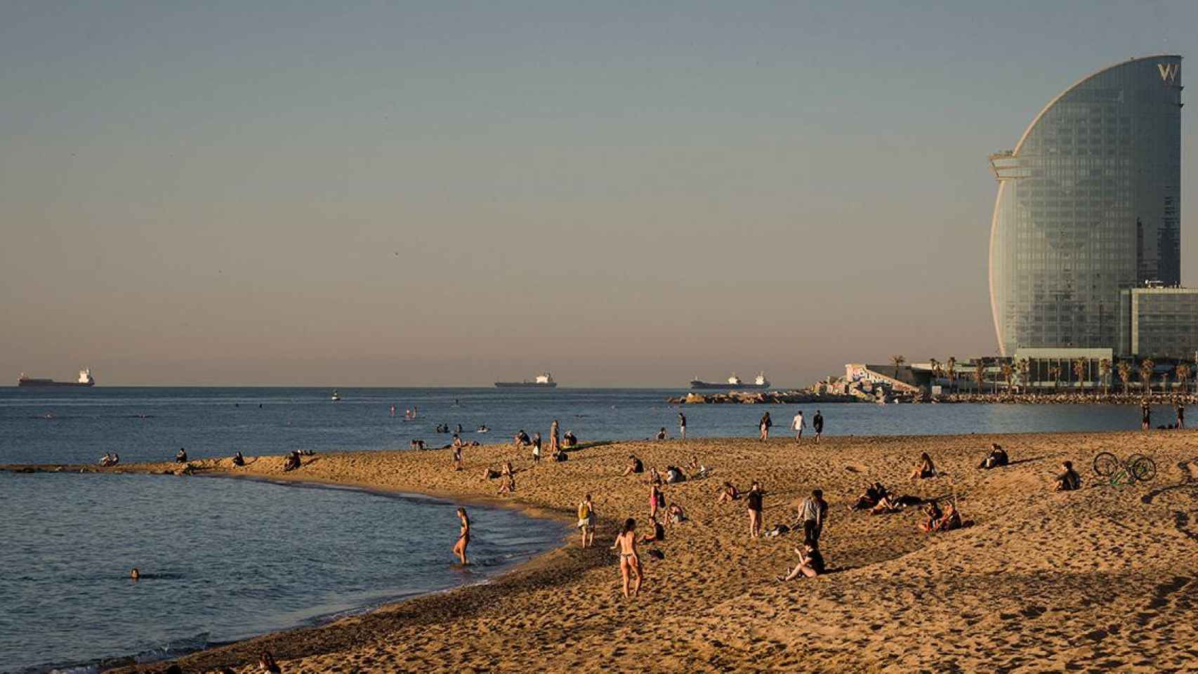 Amanecer soleado en las playas de la ciudad de Barcelona / EP