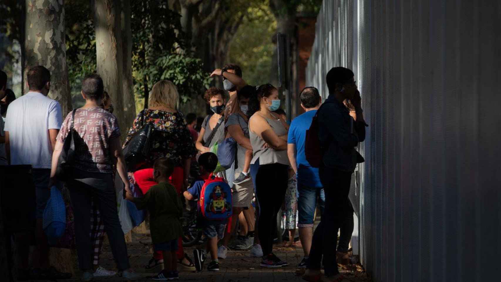 Padres esperan a las puertas de un colegio para dejar a sus hijos en las aulas / DAVID ZORRAKINO-EUROPAPRESS