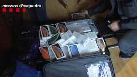 Móviles robados guardados en una maleta de viaje / MOSSOS