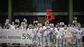 Enfermeras protestan a las puertas del Hospital Clínic de Barcelona por los recortes en Sanidad / EP
