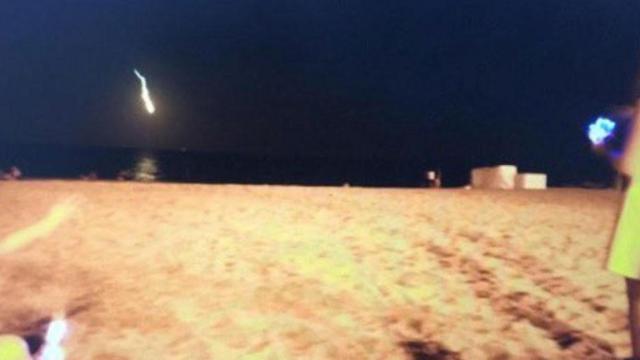 La 'bola de fuego' que se ha avistado la noche del viernes al sábado en el litoral catalán / INFOEMERGENCIAS