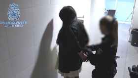 Una agente detiene a una de las integrantes de la banda del rólex en el Aeropuerto del Prat / POLICÍA NACIONAL