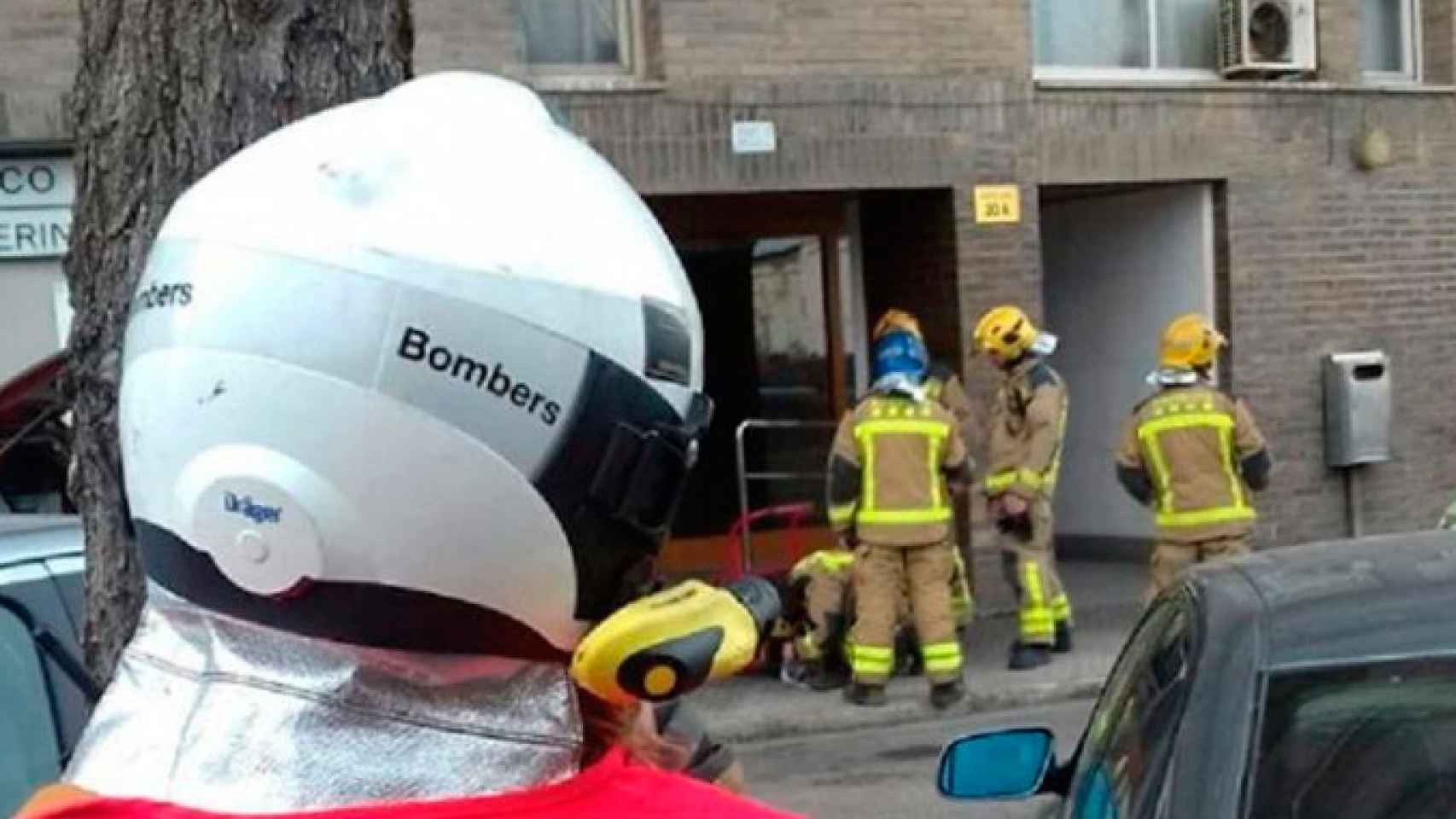 Un equipo de bomberos trabaja en el incendio de un edificio de Tarragona / TWITTER